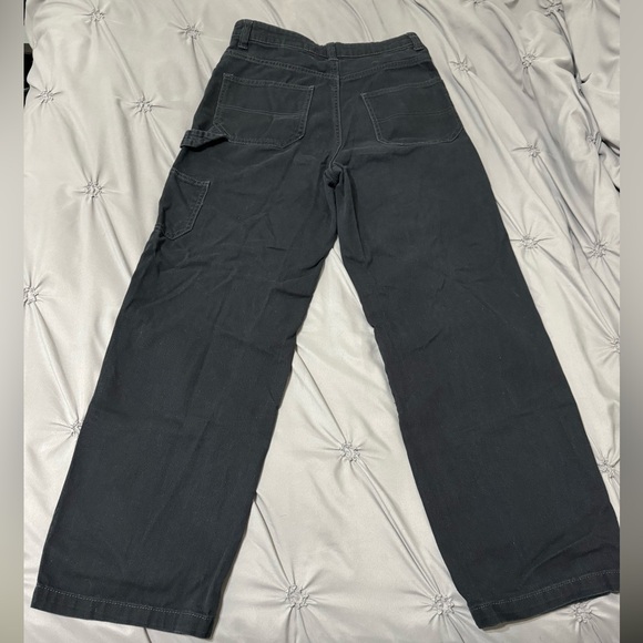 black jeans with 2 front pockets, 2 back pockets, and 1 side pocket with a strap - Picture 2 of 3